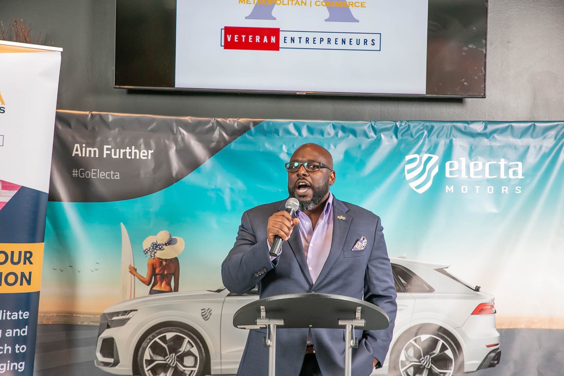 Dr. Nkosi Leary, Atlanta-based leadership consultant and keynote speaker, addressing a Veteran Entrepreneurs event sponsored by Electa Motors